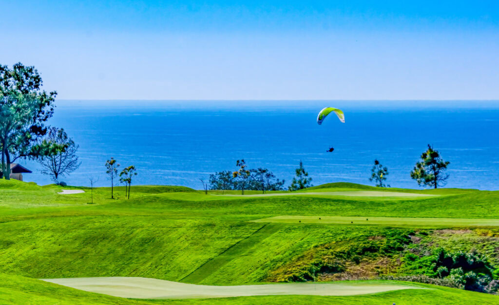 Parcours de golf au soleil en hiver